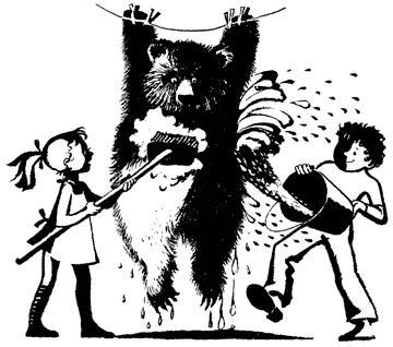 дети моют медведя