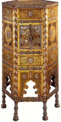 Гравированный и украшенный серебром латунный кургий — столик-ларец для хранения Корана.