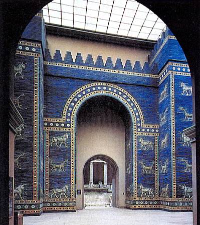 Ворота, возведенные в древнем Вавилоне в честь богини Иштар и найденные археологами в конце XIX — начале XX в., экспонируются в берлинском Пергамон-музее.