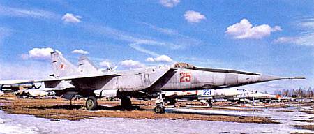Истребитель-перехватчик МиГ-25, тоже выставленный в Монине, был на вооружении ВВС с 1965 г.