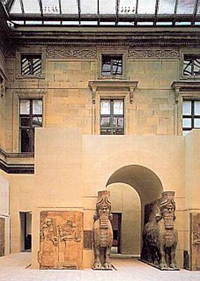 В одном из залов, посвященных культуре Древнего Востока, стоят крылатые быки с человеческими лицами — шеду. Они охраняли вход во дворец ассирийского царя Саргона II (722–705 до н. э.)
