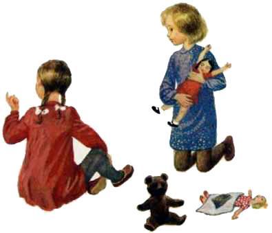 девочки играют в куклы