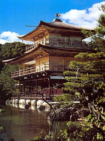 Прекрасный Золотой павильон — некогда часть усадьбы сегуна Ёсимицу Асикаги (1358–1408) — красноречиво свидетельствует о роскоши, царившей в среде самурайских вождей в эпоху сёгуната Асикага.