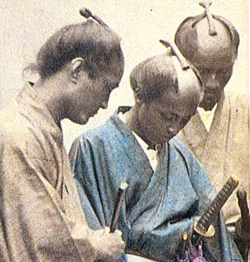 На этой фотографии второй половины XIX в. вы видите типичную прическу самурая: часть головы — от лба до макушки — выбрита, на макушке загнута косичка (магэ).