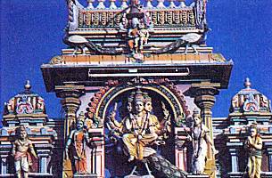 Храмы, сооруженные в честь Шивы, всегда украшены многочисленными статуями.