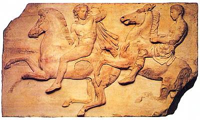 На этом фрагменте западного фриза Парфенона изображены всадники, которые замыкали торжественное шествие афинян в последний день Панафиней. Древние греки верили, что именно Афина Паллада научила человека запрягать лошадей и управлять ими.
