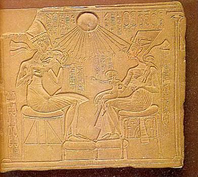 Египетский фараон Эхнатон со своей супругой Нефертити поклонялись Солнцу как богу.