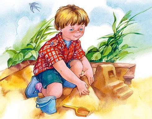 мальчик строит пасочки из песка