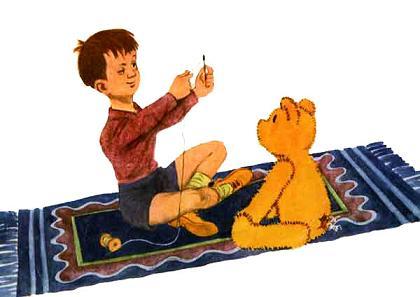 клаус зашивает медвежонка Тедди Брюмма